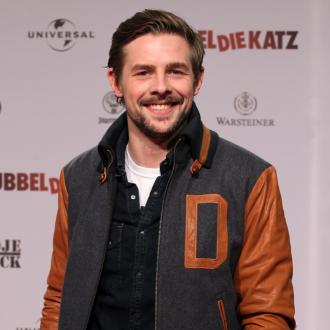 Der Moderator feierte Premiere mit seiner neuen Late Night-Show. Dabei nutze ein Kollege jedoch die Chance, sich in die Show zu schummeln. Klaas Heufer-Umlauf