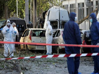 Mitglieder der griechischen Anti-Terror-Einheit am Ort eines Anschlags. Untersuchung