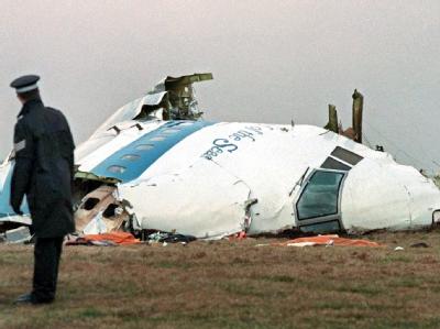 Ein Polizist steht im Dezember 1988 im schottischen Lockerbie beim Wrack der PanAm-Passagiermaschine. Lockerbie