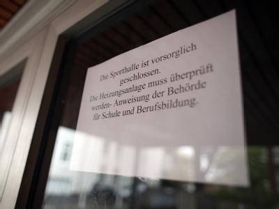 Ein Zettel mit der Aufschrift Turnhalle geschlossen