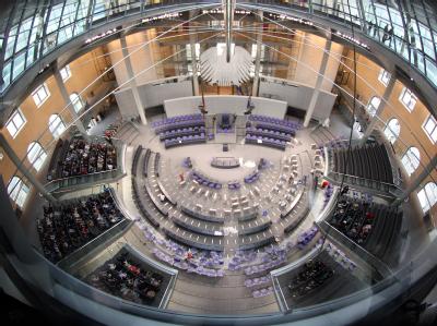 Mitarbeiter einer Speditionsfirma bereiten den Plenarsaal des Deutschen Bundestages für die Bundesversammlung vor. Foto: Wolfgang Kumm Umbauarbeiten für die Bundesversammlung