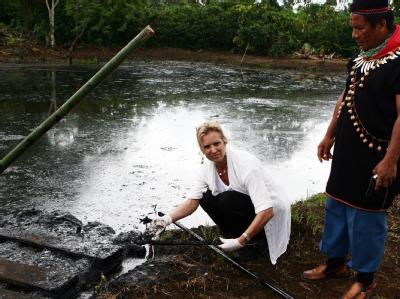 Probenentnahme an einem durch Öl verschmutzten Fluss in Ecuador. (Archivbild) Ölverschmutzung in Ecuador