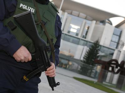 Ein Polizist mit Maschinenpistole vor dem Kanzleramt in Berlin. Sicherheitsvorkehrung