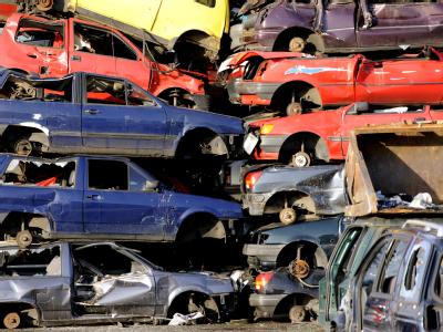 Alte Autos auf einem Schrottplatz in Schleswig-Holstein. Abgewrackte Autos