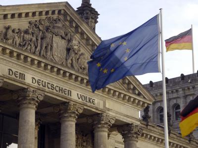 Die Europafahne vor dem Hauptportal des Reichstagsgebäudes in Berlin. Foto: Karlheinz Schindler/Archiv Reichstag