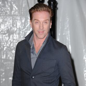 Der Schauspieler beschreibt James Bond als schlechten Spion, doch gerade dessen Fehlbarkeit findet der Star so spannend an dem Charakter. Damian Lewis