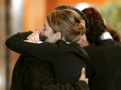 Trauer um die Opfer: Angehörige und Freunde von Passagieren der Unglücksmaschine. Trauer