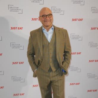 Der Prominente liebt es, seinen ''freien'' Oberkörper zu zeigen, nachdem er ein paar Pfunde abgenommen hat. Der TV-Star ist im Alter von 55 Jahren in Topform. Gregg Wallace
