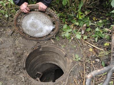 In diesem Kanalschacht wurde das verletzte Mädchen gefunden. Begraben im Kanalschacht