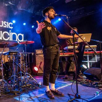 Laut Tom Grennan hat Ed Sheeran die Sichtweise von Plattenlabels auf männliche Popstars verändert. Tom Grennan