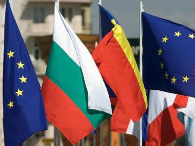 Die Flaggen von Bulgarien und Rumänien zwischen EU-Fahnen. Flaggenparade