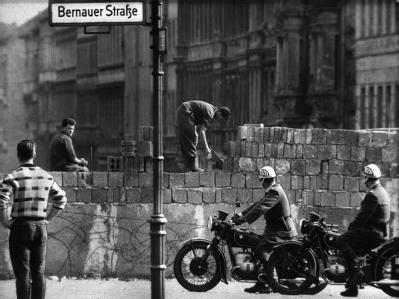 Arbeiter erhöhen 1961 die Sektorensperre an der Bernauer Straße in Berlin. Mauerbau