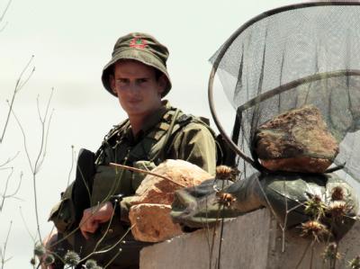 Ein israelischer Soldat an der Grenze zum Libanon. Israel hat überraschend seine Bereitschaft zu Friedensverhandlungen mit dem Nachbarland angekündigt. Grenzposten
