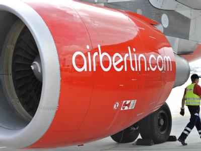 Wegen des Streiks in Frankfurt gestrandete Air-Berlin-Passagiere werden von der Bahn kostenfrei zu ihren Zielen transportiert. Foto: Andreas Gebert Air Berlin