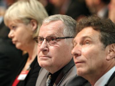 Lothar Bisky (M) Mitte 2010 zwischen Gesine Lötzsch und Klaus Ernst. Bisky