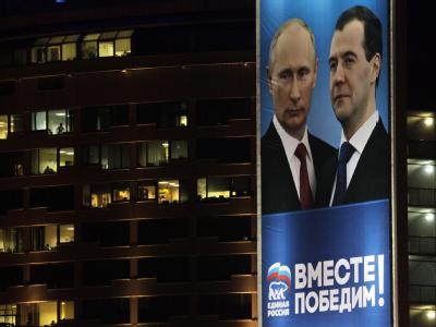 Ein riesiges Wahlplakat mit den Fotos von Putin und Medwedew im Zentrum von St. Petersburg. Foto: Anatoly Maltsev Wahlplakat