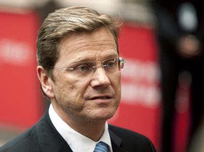 Vizekanzler Guido Westerwelle (FDP) präsentiert sich bei einer Pressekonferenz mit ernster Miene. Ernste Miene