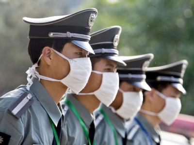Chinesische Sicherheitskräfte versuchen sich vor einer Ansteckung mit der Schweinegrippe zu schützen. China