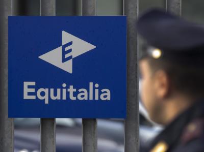 Ein Polizist vor dem Hauptquartier von Equitalia in Rom. Foto: Claudio Peri/Archiv Equitalia