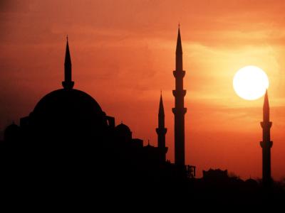 Sonnenuntergang hinter den Minaretten einer Moschee in Istanbul: Ankara will Immunität für Imame. Minarette in Istanbul
