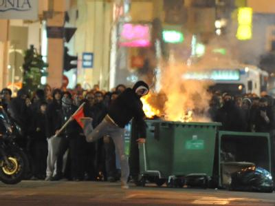 Bei Zusammenstößen mit linken Studenten und gewalttätigen Jugendlichen sind in Athen mindestens 13 Polizisten verletzt worden. Ausschreitungen
