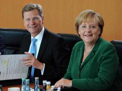 Bundesaußenminister Westerwelle und Bundeskanzlerin Merkel am Kabinettstisch im Bundeskanzleramt. Westerwelle und Merkel