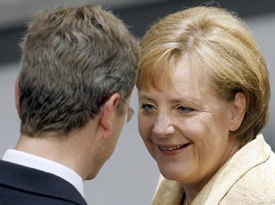 Bundeskanzlerin Angela Merkel im Gespräch mit FDP-Chef Guido Westerwelle. Im Umfragehoch