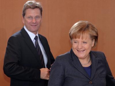 Zufriedene Gesichter bei Vizekanzler Westerwelle und Bundeskanzlerin Merkel: Die Umfragewerte steigen wieder. Zufriedene Gesichter