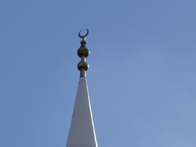 Die Spitze eines Minaretts mit dem Halbmond. Foto: Ronald Wittek/Symbolbild Moschee