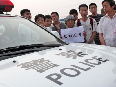 Eine Unterstützerin der nun verurteilten Wang Lihong vor einem Gerichtsgebäude in Peking. (Archivbild) Protest