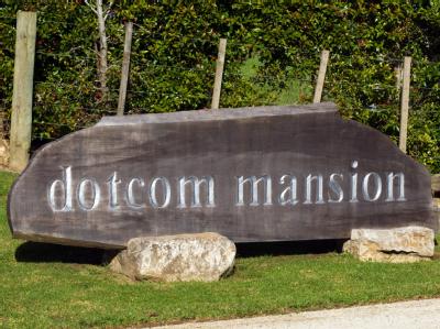 Schild an der Zufahrt zur 'dotcom mansion'
