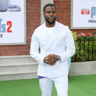 Der Schauspieler darf nach zehn Tagen das Krankenhaus verlassen. Bevor er jedoch wieder nach Hause darf, muss er zunächst in eine Reha-Klinik, um sich zu erholen. Kevin Hart