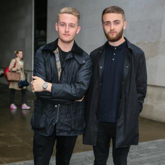 Die Band hält über 100 Lieder parat, die auf ihrem dritten Album gehört werden können. Das elektronische Duo hatte eine Pause eingelegt und gründete das Festival. Disclosure