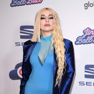 Die Musikerin wird bald ihr Debutalbum veröffentlichen. Die Schönheit schaffte es im Vereinigten Königreich und in weltweit mehr als 14 Ländern auf den ersten Platz. Ava Max