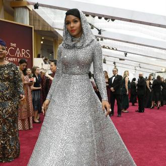 Die Darstellerin findet, dass die Schuhe des Künstlers Kunst sind. Die Schauspielerin verriet, dass sie auf dem roten Teppich immer die Kreationen des Designers trug. Janelle Monae