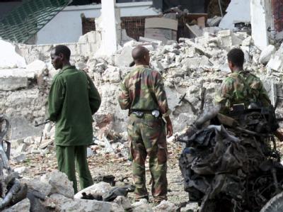 Soldaten am Ort eines Anschlags in Mogadischu. (Archivbild) Trümmer