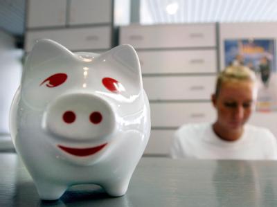 Ein Sparschwein auf der Theke einer Praxis. Wird die Praxisgebühr wieder abgeschafft? Foto: Frank Rumpenhorst Praxisgebühr