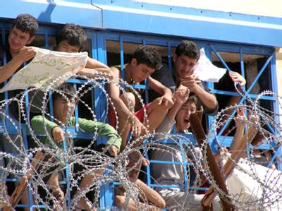 Illegale Einwanderer in einem griechischen Internierungslager. Illegale Einwanderer