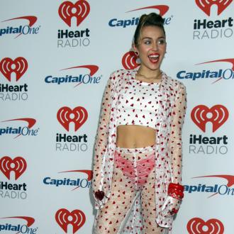 Die Sängerin wurde von einem Fan auf Facebook bedroht, der sich Zutritt zu ihrem Haus verschaffen wollte. Die Polizei konnte ihn in Gewahrsam nehmen. Miley Cyrus