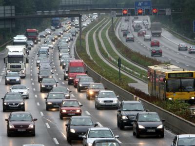 Stau auf der Autobahn: In Heidelberg kommen die Verkehrsminister von Bund und Ländern zu ihrer Herbstkonferenz zusammen. Stau