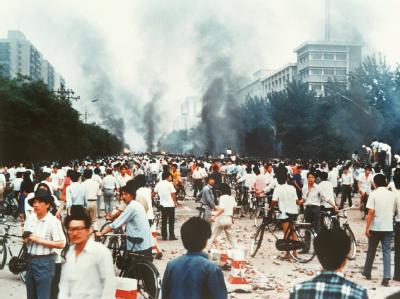 Juni 1989: Rauchsäulen über dem Platz des Himmlischen Friedens in Peking. Rauchsäulen