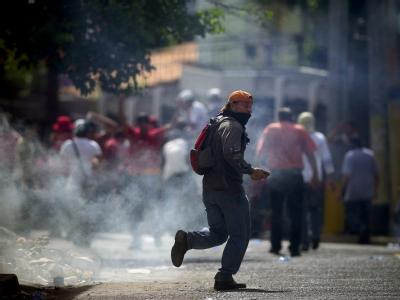 Ein Demonstrant mit einem Stein in der Hand während einer Protestveranstaltung in Tegucigalpa. Tegucigalpa