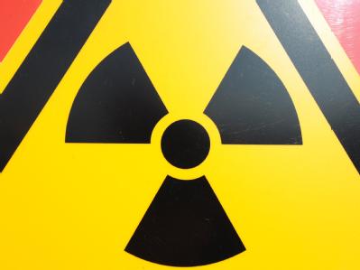 Warnschild mit dem Zeichen für Radioaktivität: Vor genau drei Monaten begann die Atomkatastrophe in Japan. Seither wächst die radioaktive Strahlung und mit ihr die Sorgen der Japaner. Warnschild