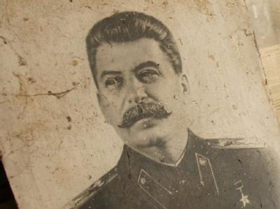 Millionen Menschen verloren unter Josef Stalin ihr Leben - nun ziert sein Porträt Schulhefte. Foto: Zurab Kurtsikidze/Symbolbild Stalin