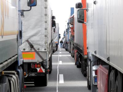 Das Sonntagsfahrverbot für Lastwagen wird am kommenden Sonntag bundesweit gelockert. Lastwagen