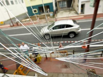 Japan wird immer wieder von Erdbeben erschüttert. Gesplitterte Glasscheibe