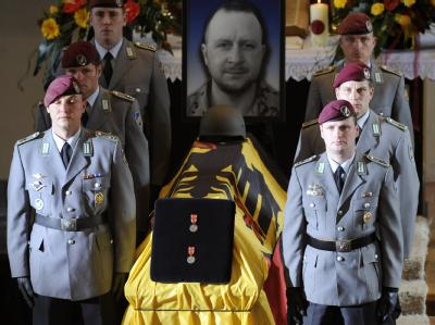 Soldaten stehen während der Trauerfeier für drei in Afghanistan getötete Soldaten neben einem der Särge. Trauerfeier für getötete Soldaten