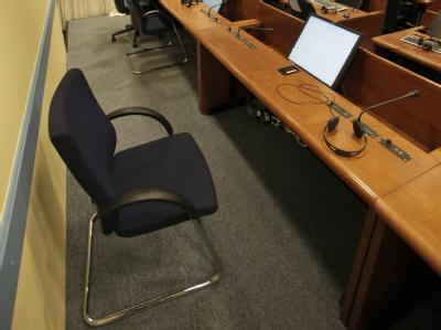 Der Stuhl des Angeklagten Karadzic wird wohl auf weiteres unbesetzt bleiben. Leerer Stuhl