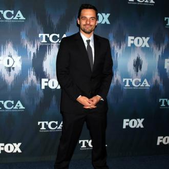 Der Schauspieler wird in 'Jurassic World 3' mit von der Partie sein. Jake Johnson