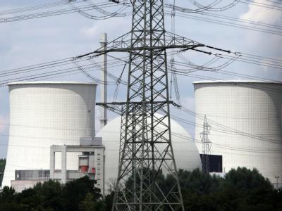 Das von dem Stromkonzern RWE betriebene Atomkraftwerk (AKW) Biblis in Südhessen: Die Betriebszeit der vor 1980 gebauten sieben Anlagen werden um acht Jahre und die der zehn übrigen AKW um 14 Jahre verlängert. Atom-Laufzeiten